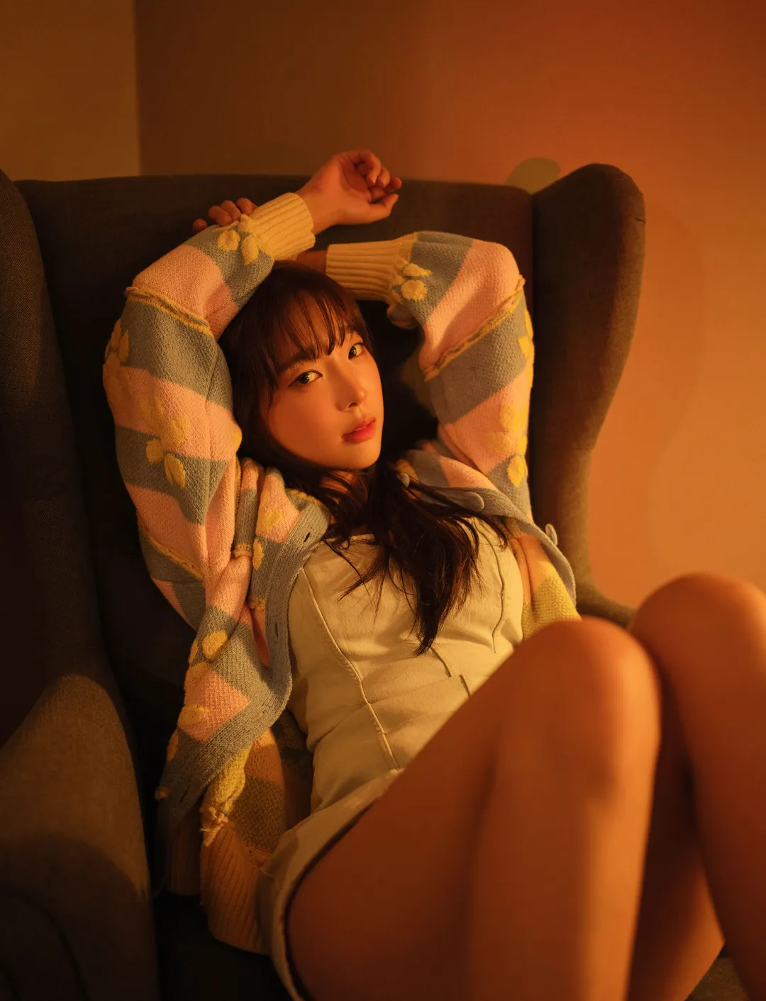姜仁卿 Kang Inkyung 暖色光线下室内写真