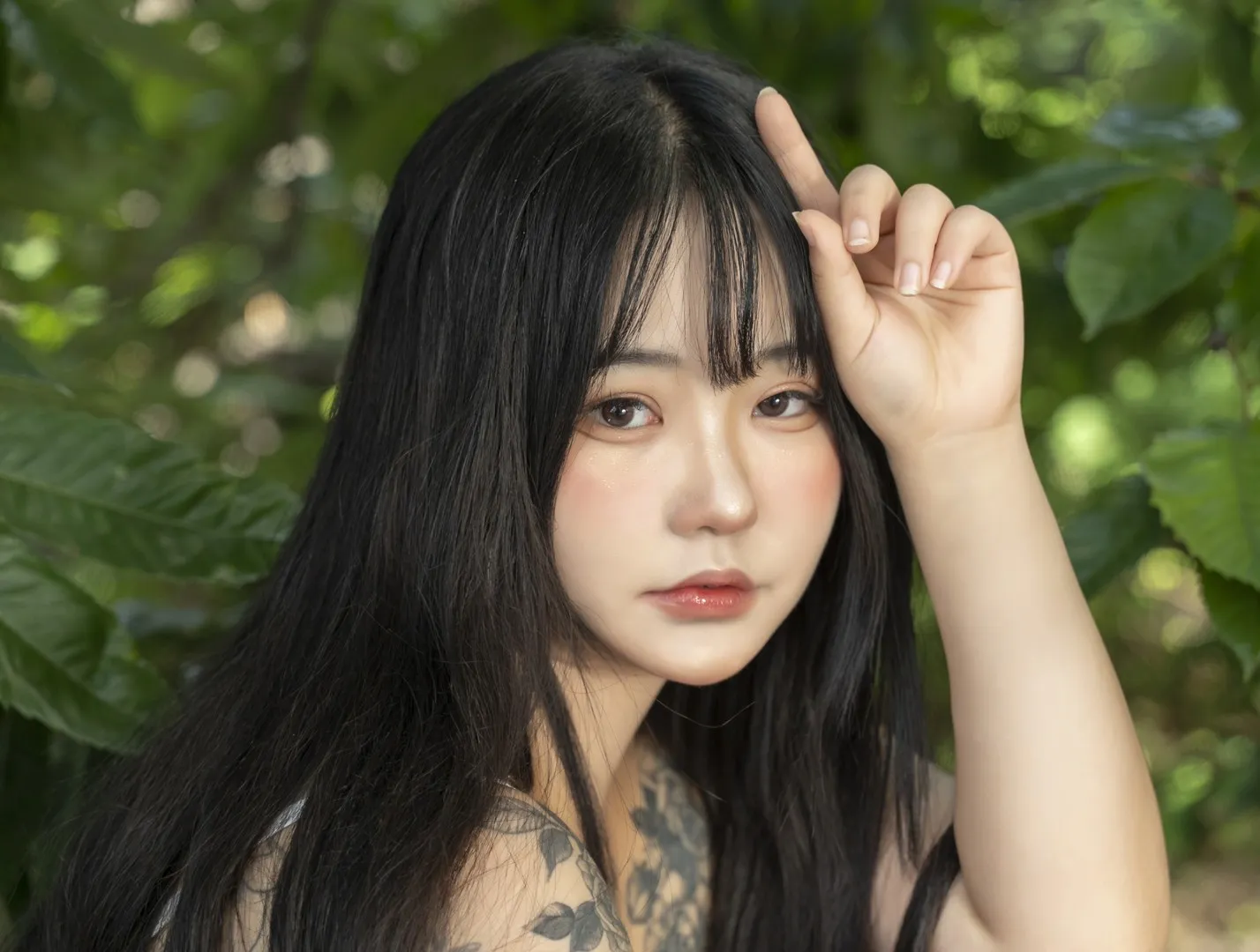 BoyeonJeon(전보연)黑发近距离写真，手臂抬起并置于绿色背景前
