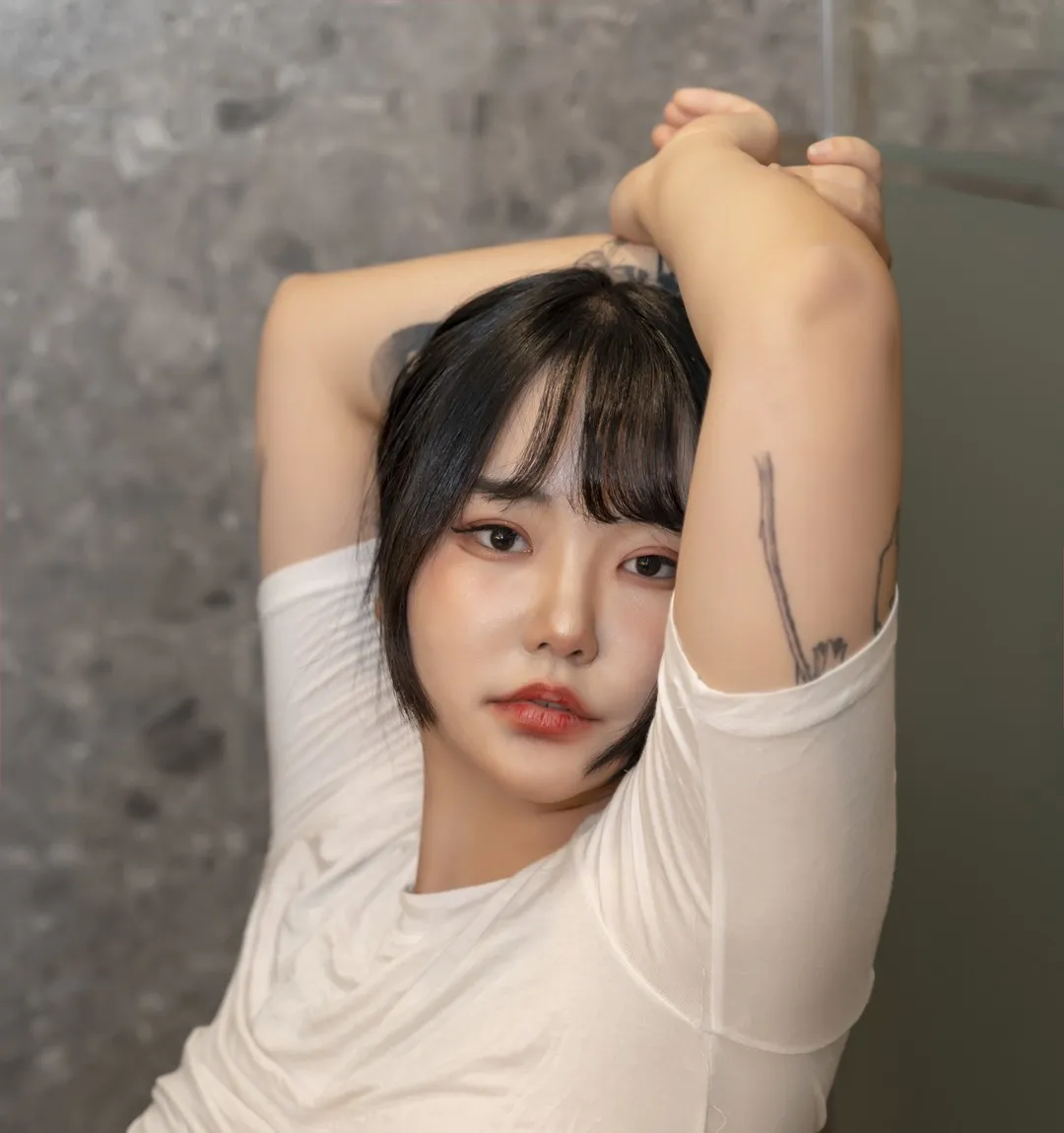 BoyeonJeon(전보연)穿白色上衣在灰色背景空间中的抬手写真