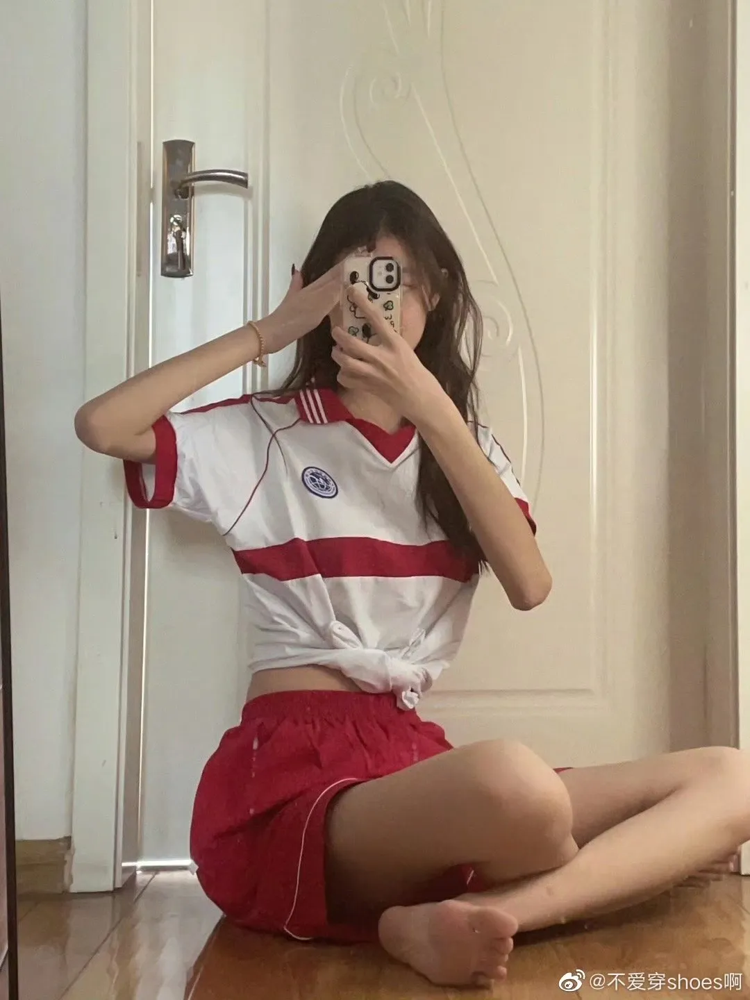 不爱穿shoes红白服装室内自拍造型