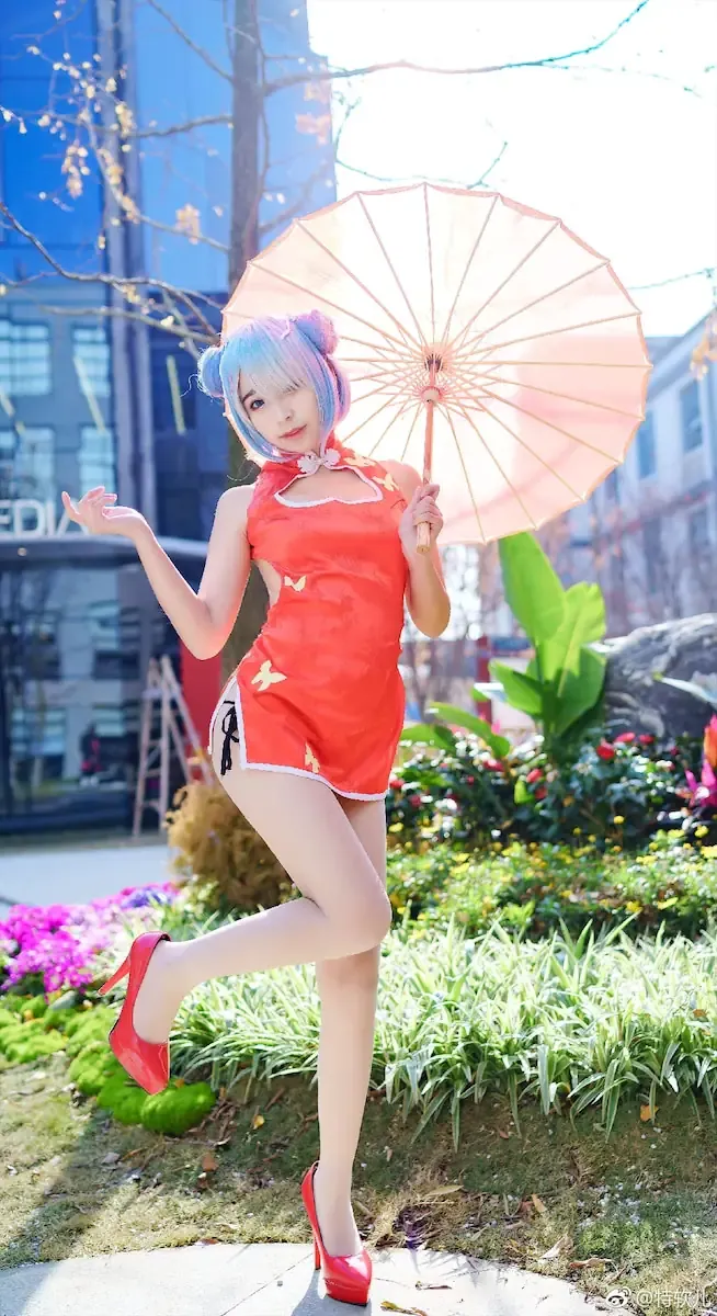 Habin(하빈)蓝粉短发、红色角色服、红色高跟鞋,户外手持白色阳伞站立的照片
