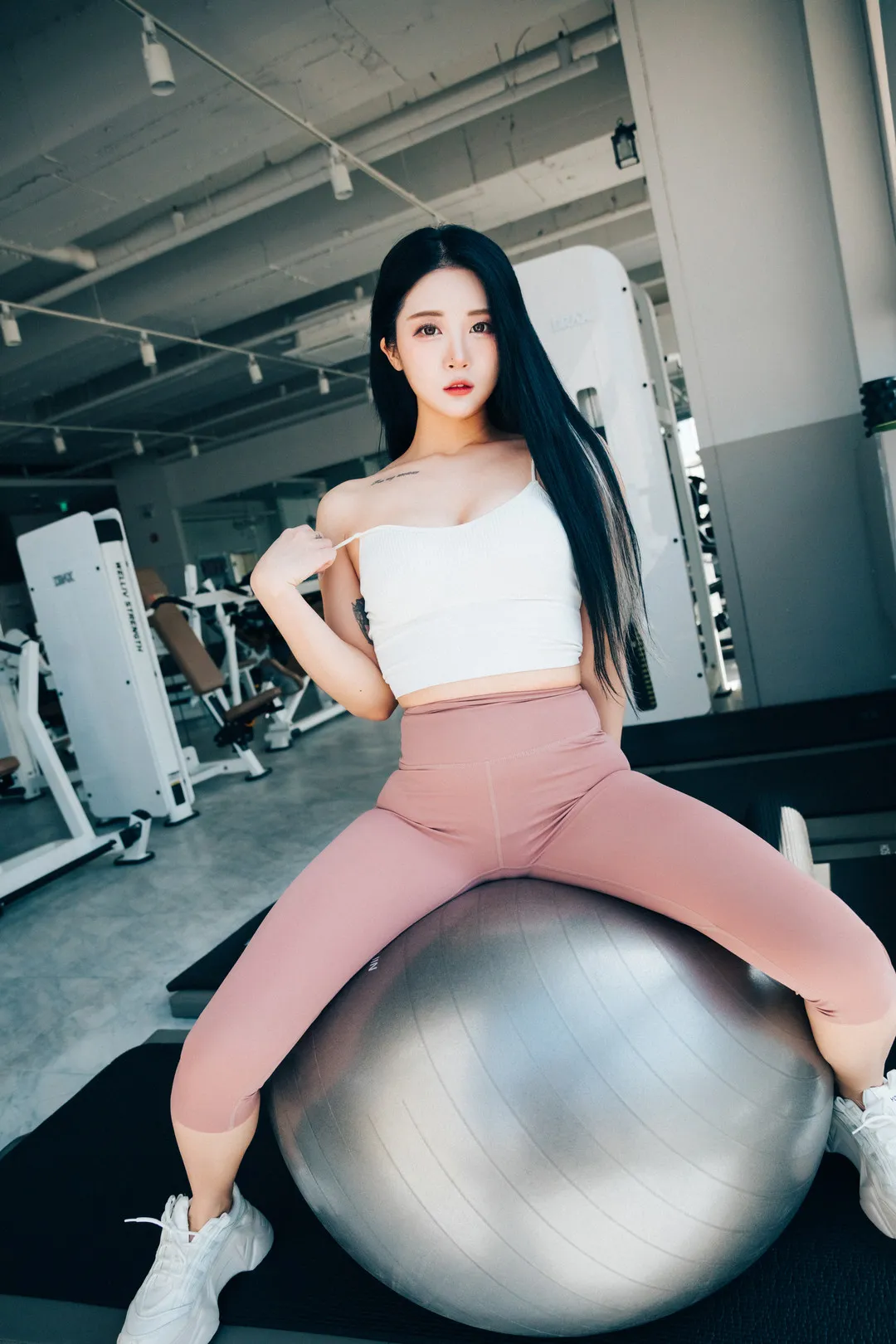 Bomi(보미)白色运动上衣搭配粉色运动裤健身场景
