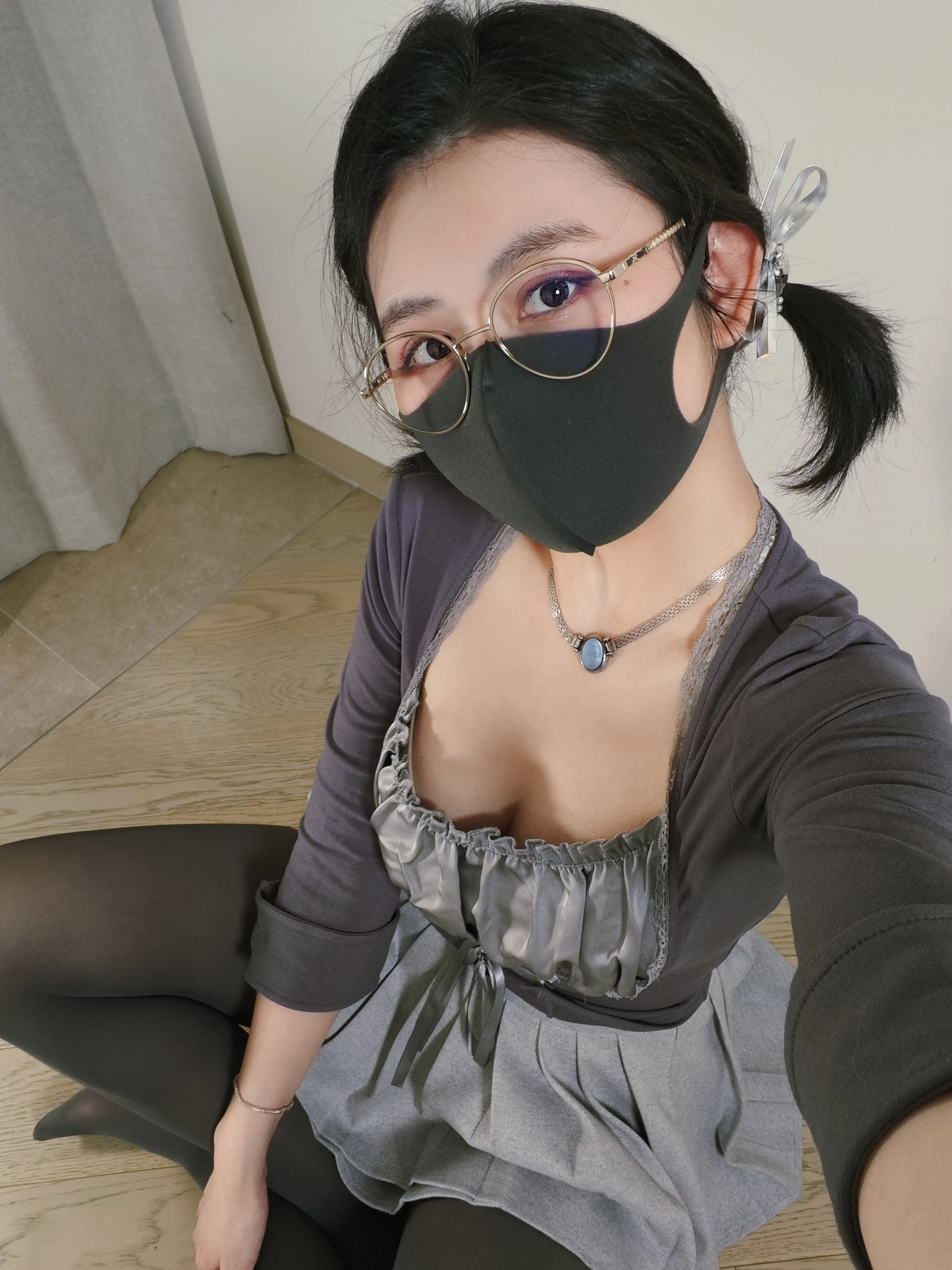 Naimi奶咪蓝色发型搭配紫色角色服装的写真