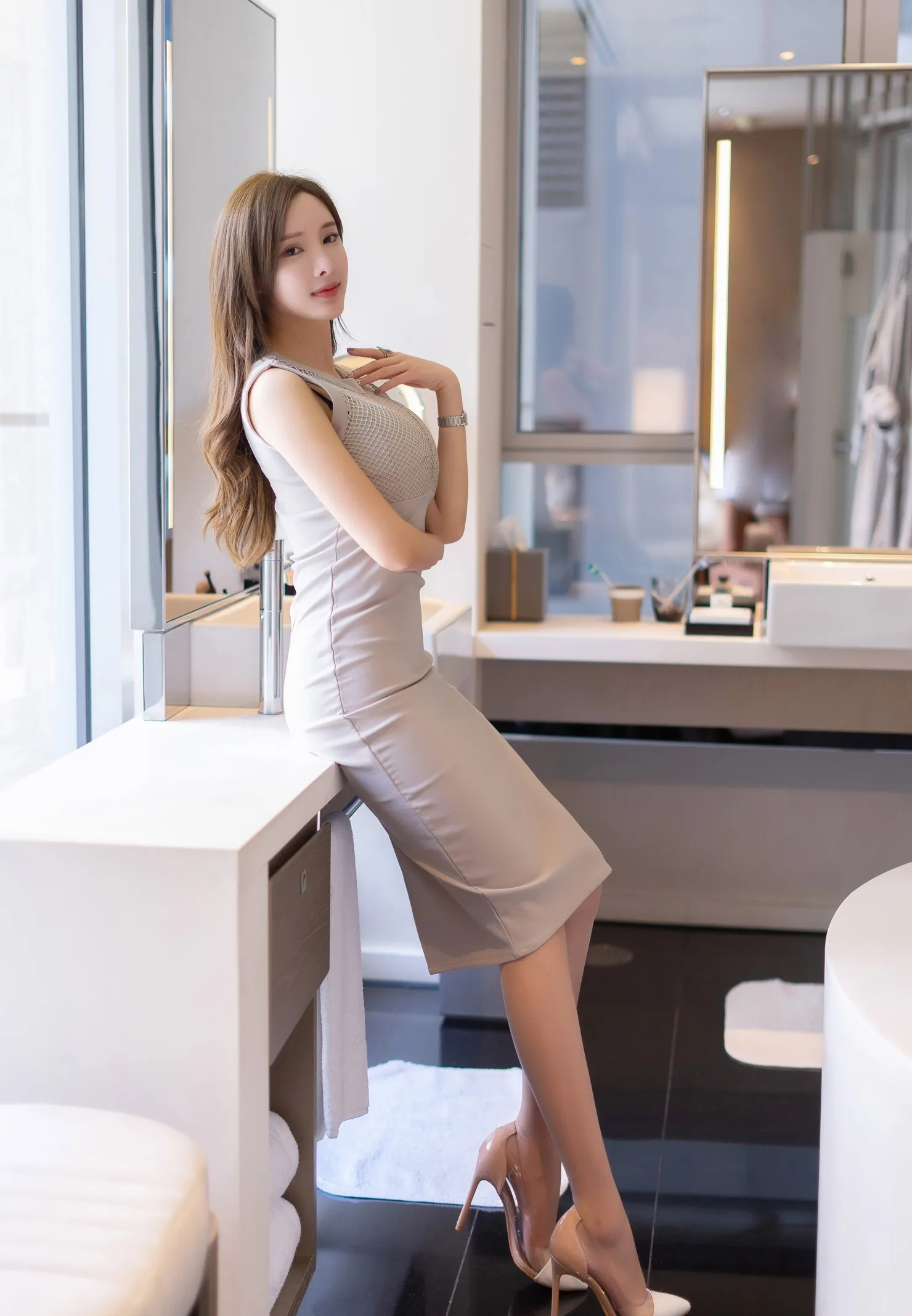 Carol周妍希穿浅色连衣裙站在明亮室内空间中的写真