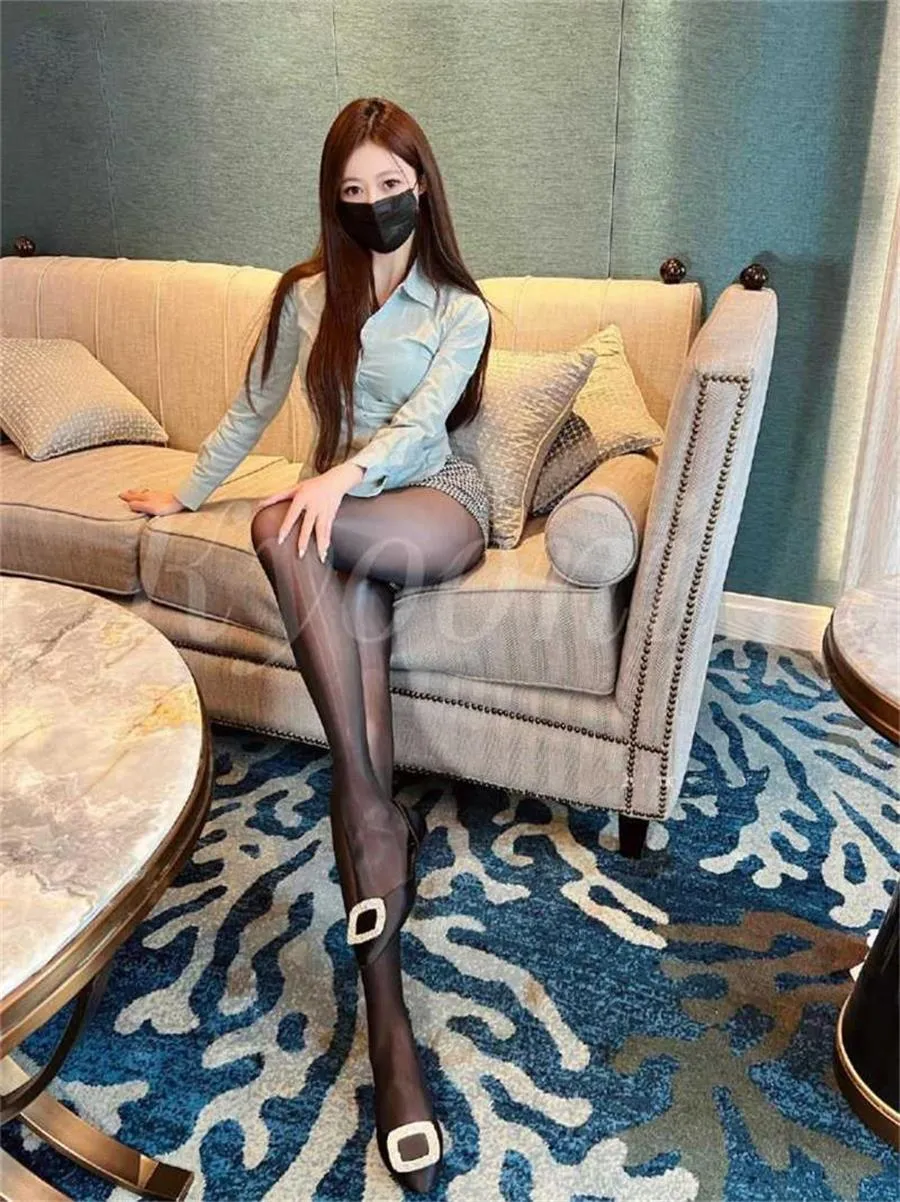 lunananya口罩造型坐在沙发上的照片