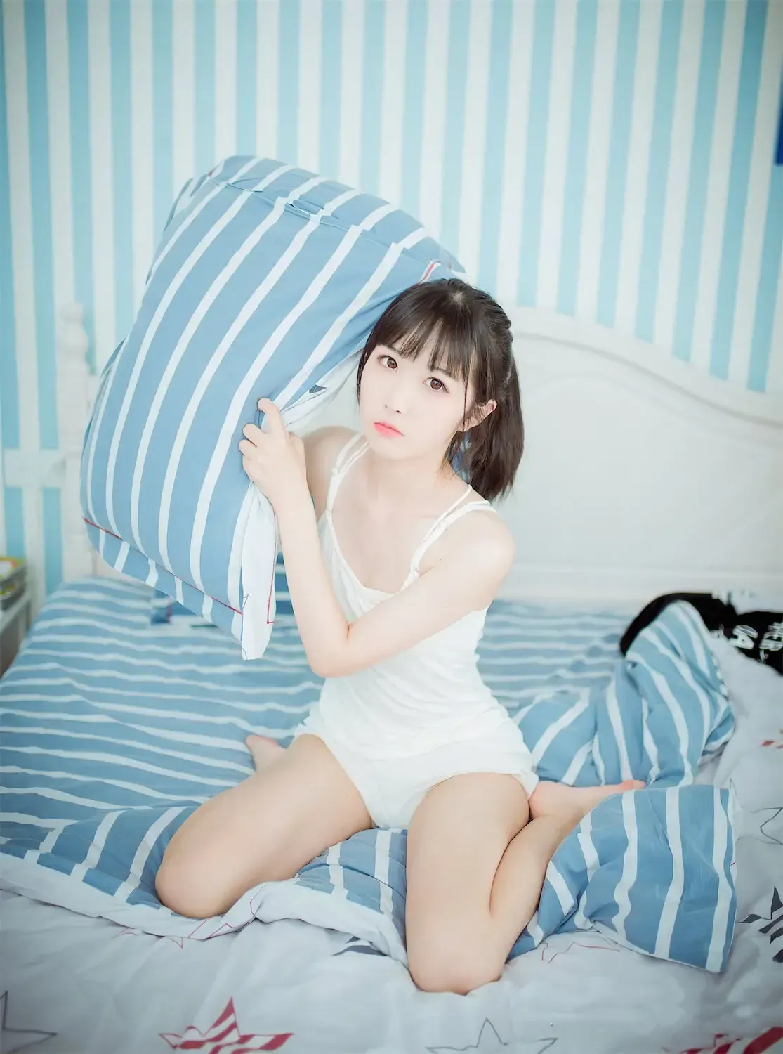 余多多dudu白色服装室内写真图片