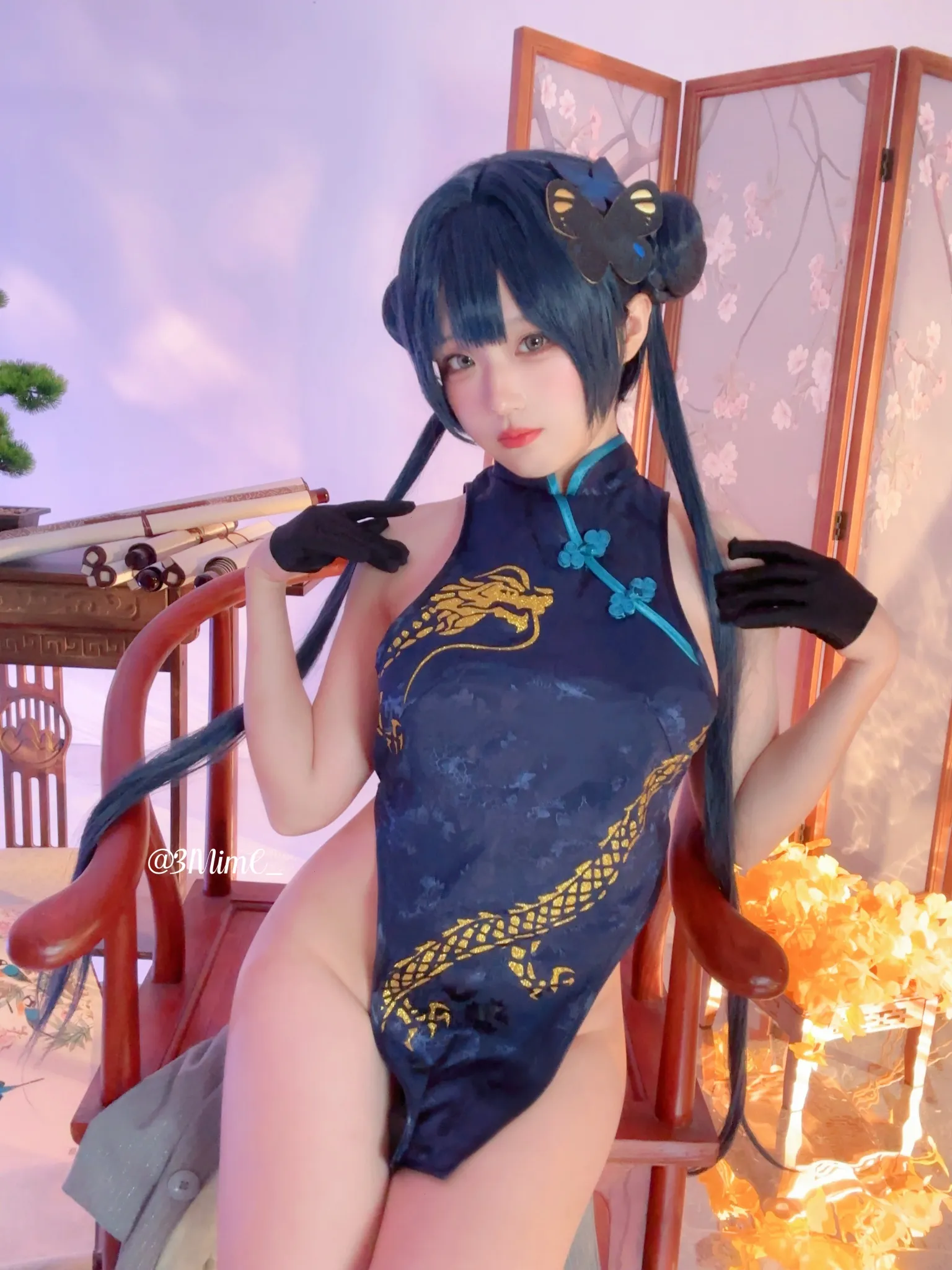 弥美Mime蓝色旗袍角色造型坐姿照片
