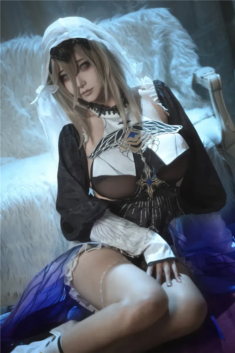 Seya狮砸黑白幻想风cosplay坐姿图片