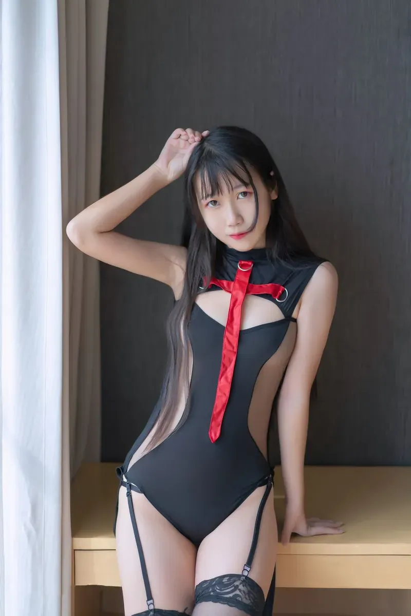 Money冷冷黑色服装长发红色领带写真