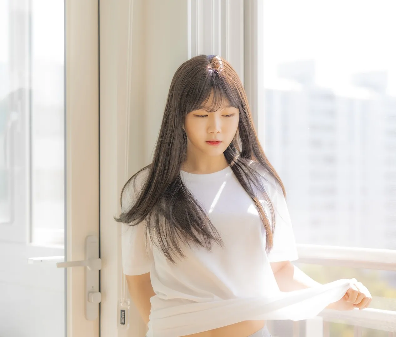 NWORKS白色服装长发模特窗边写真