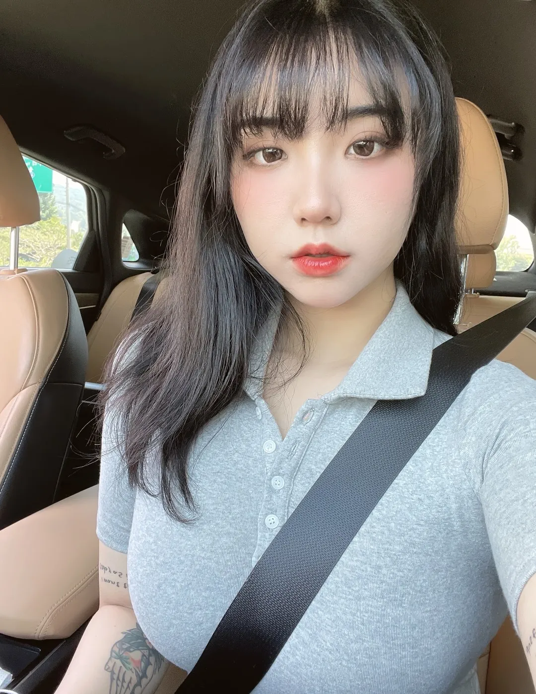 EchiH在车内拍摄正面自拍,穿浅灰色上衣,黑色长发垂落,人物位于画面中央
