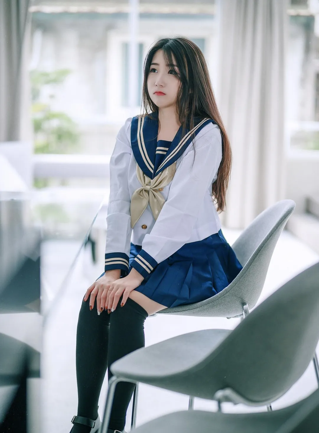 肉包Mini蓝白制服服装室内坐姿照片