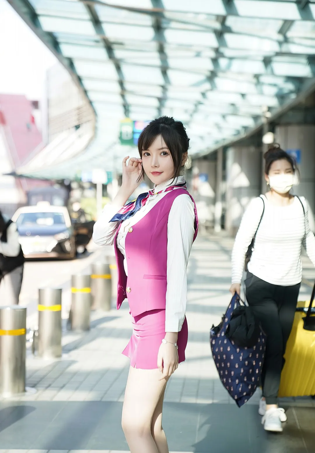 糯美子MINIbabe粉色制服白色衬衫公共通道站姿照片