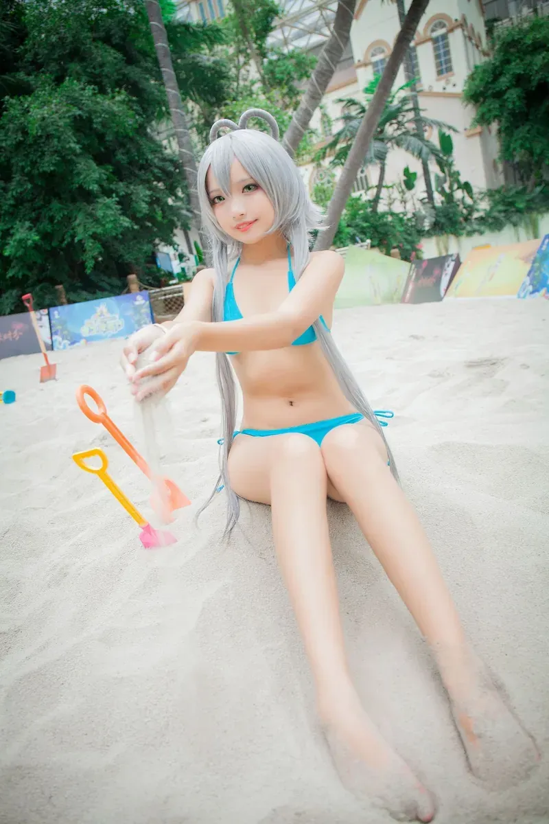 eliza喵喵银发Cosplay户外坐姿造型