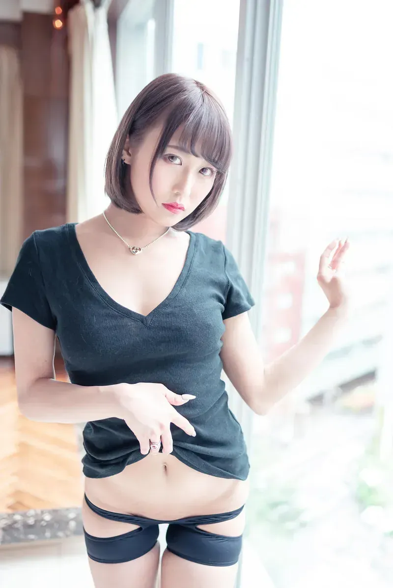 eliza喵喵短发黑色服装室内写真