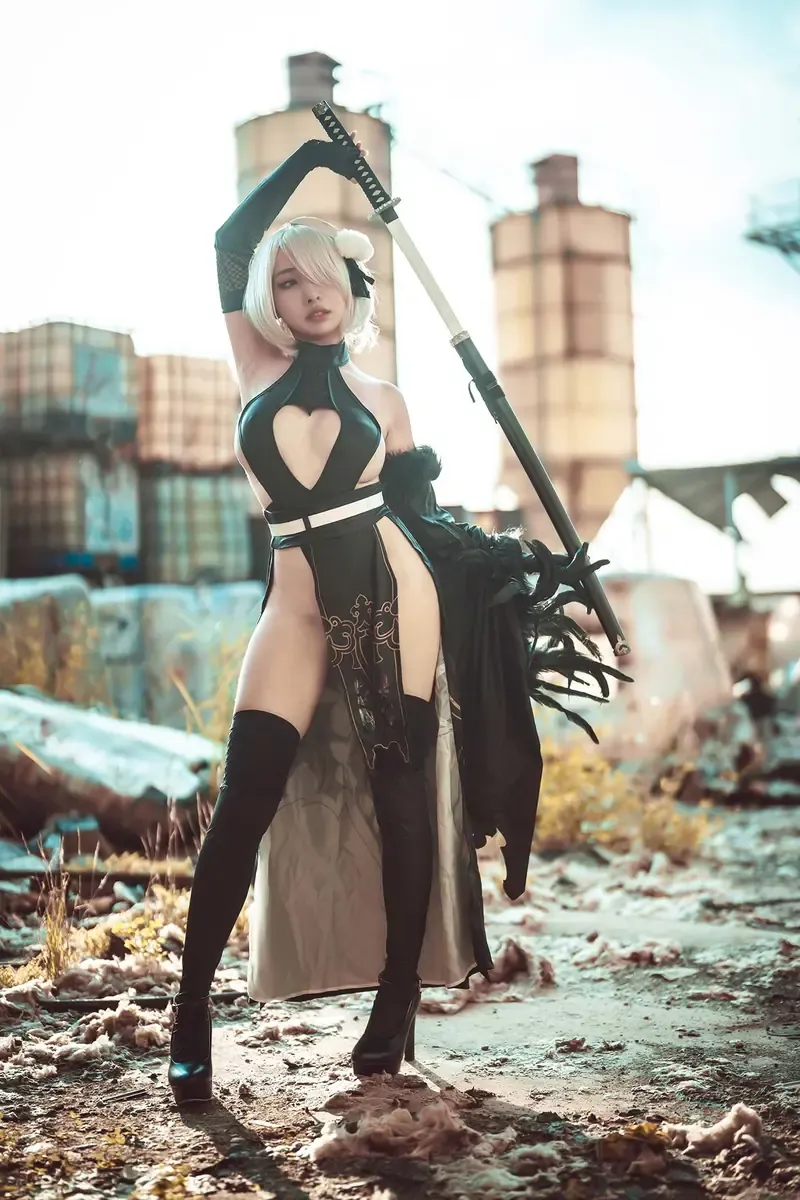 慕慕Momo黑色Cosplay服装搭配长剑造型照片