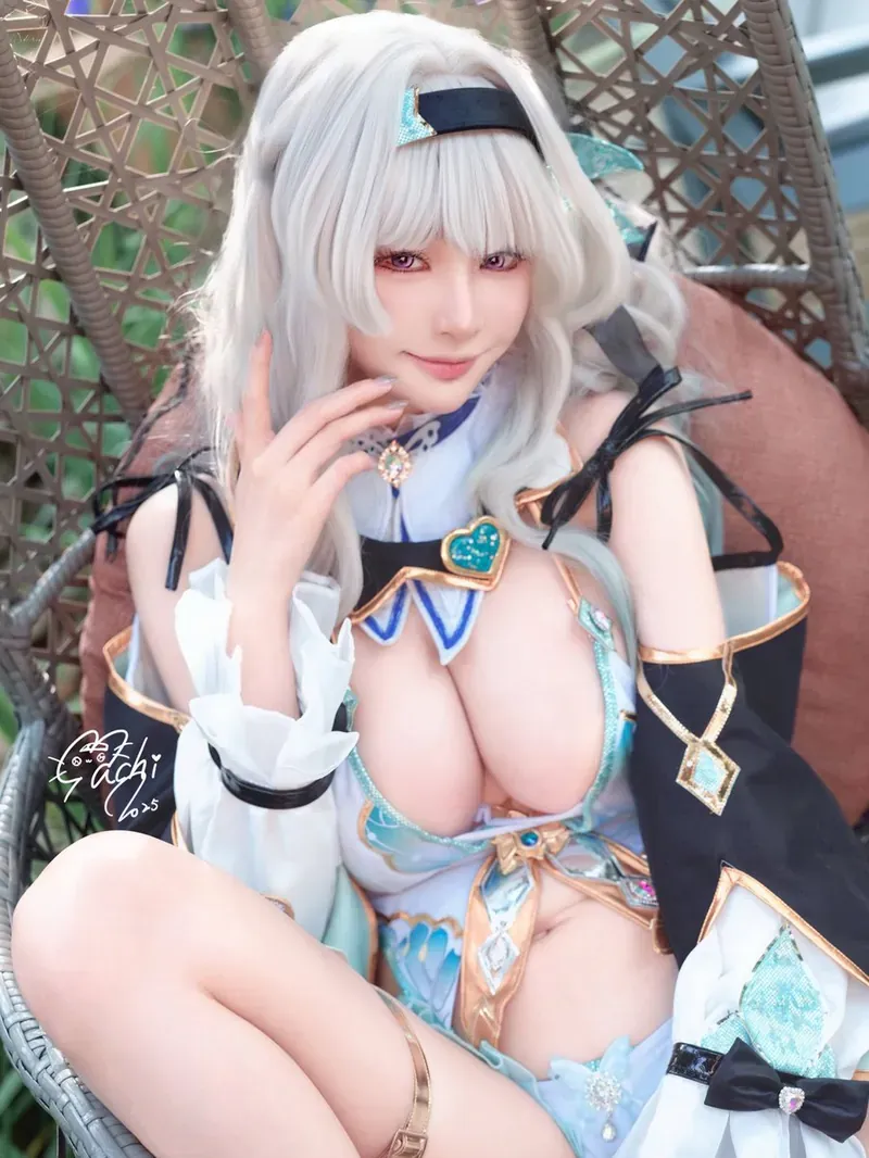 Machi馬吉白色假发搭配浅色角色服装的Cosplay照片