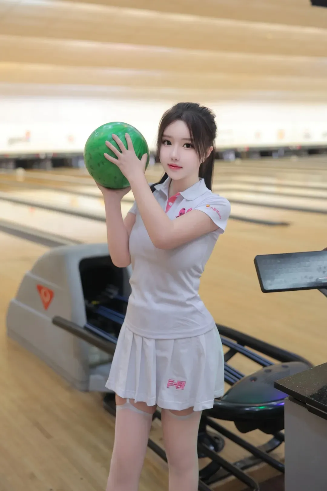 小薯条nienie白色运动服保龄球馆写真