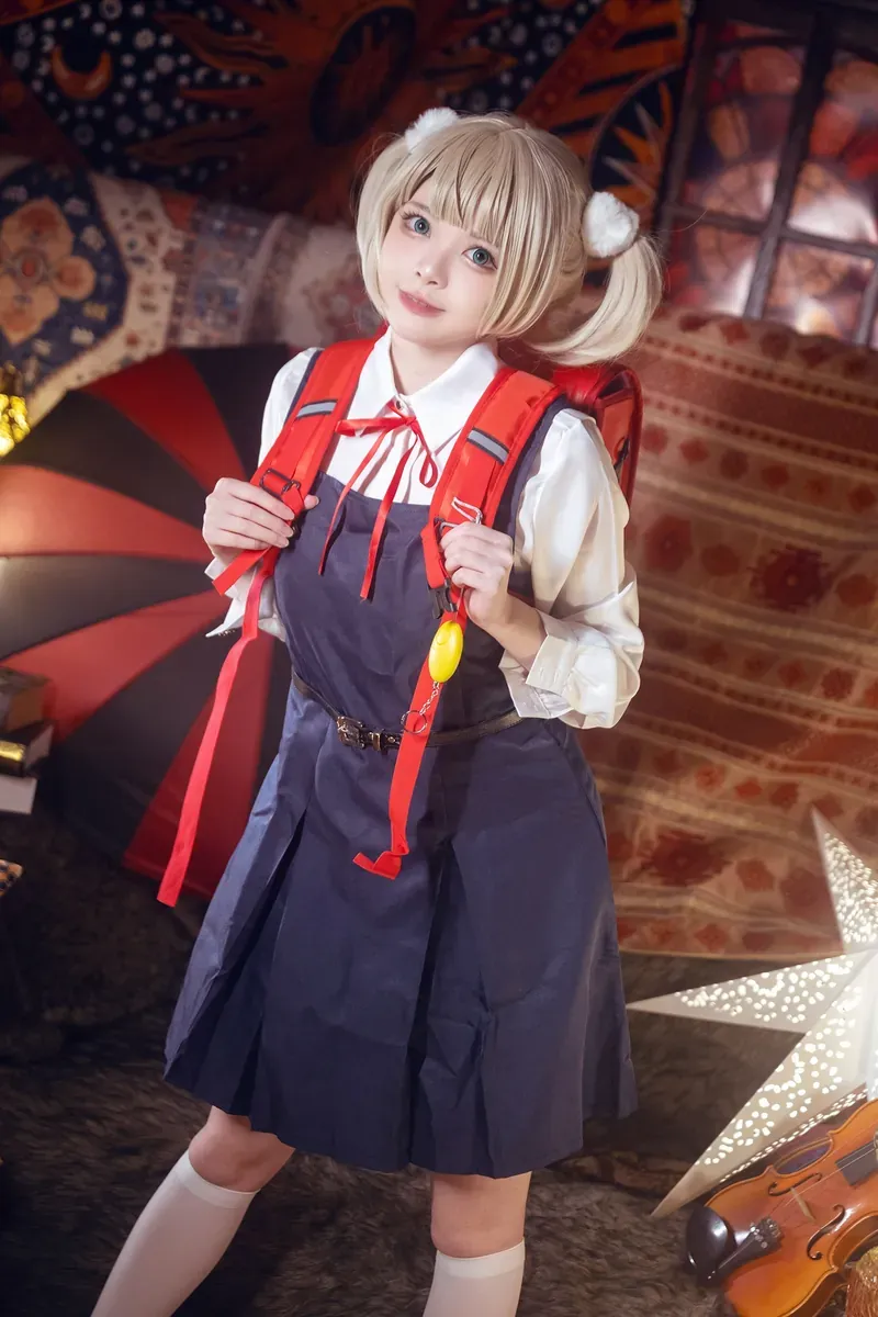Hachi小芭金色双马尾搭配红蓝制服服装的角色写真
