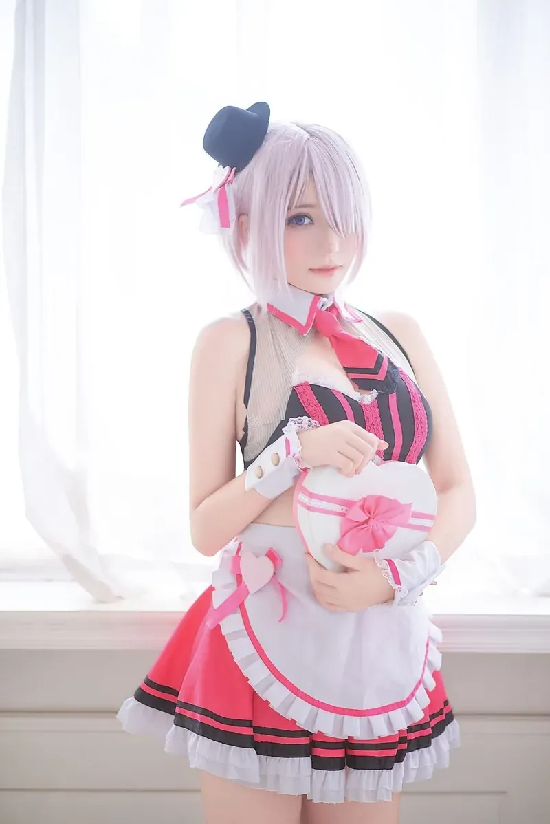 菌烨tako白粉色服装室内角色造型照片