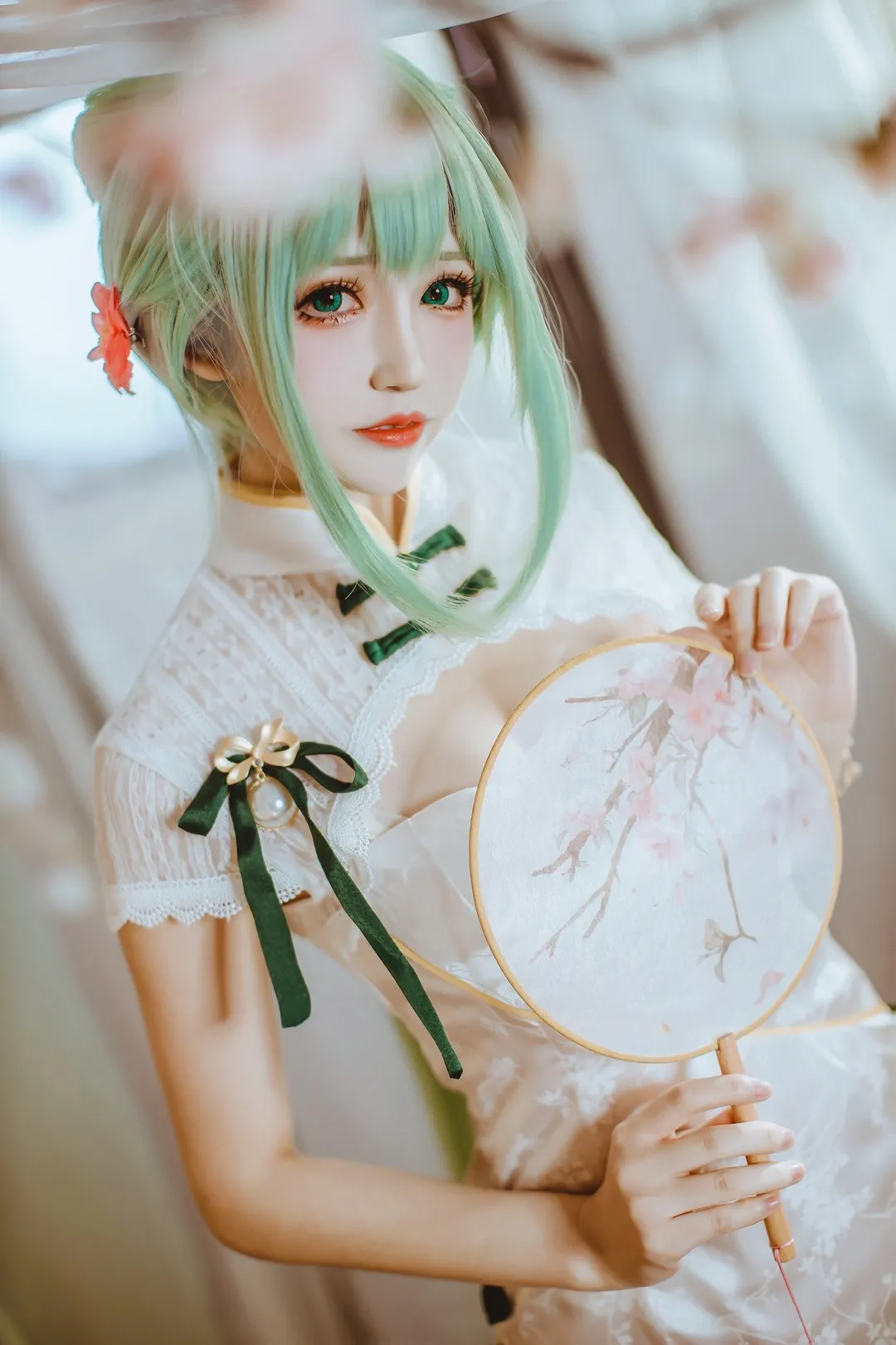 coser衣衣绿色假发搭配白色服装手持圆扇的Cosplay写真