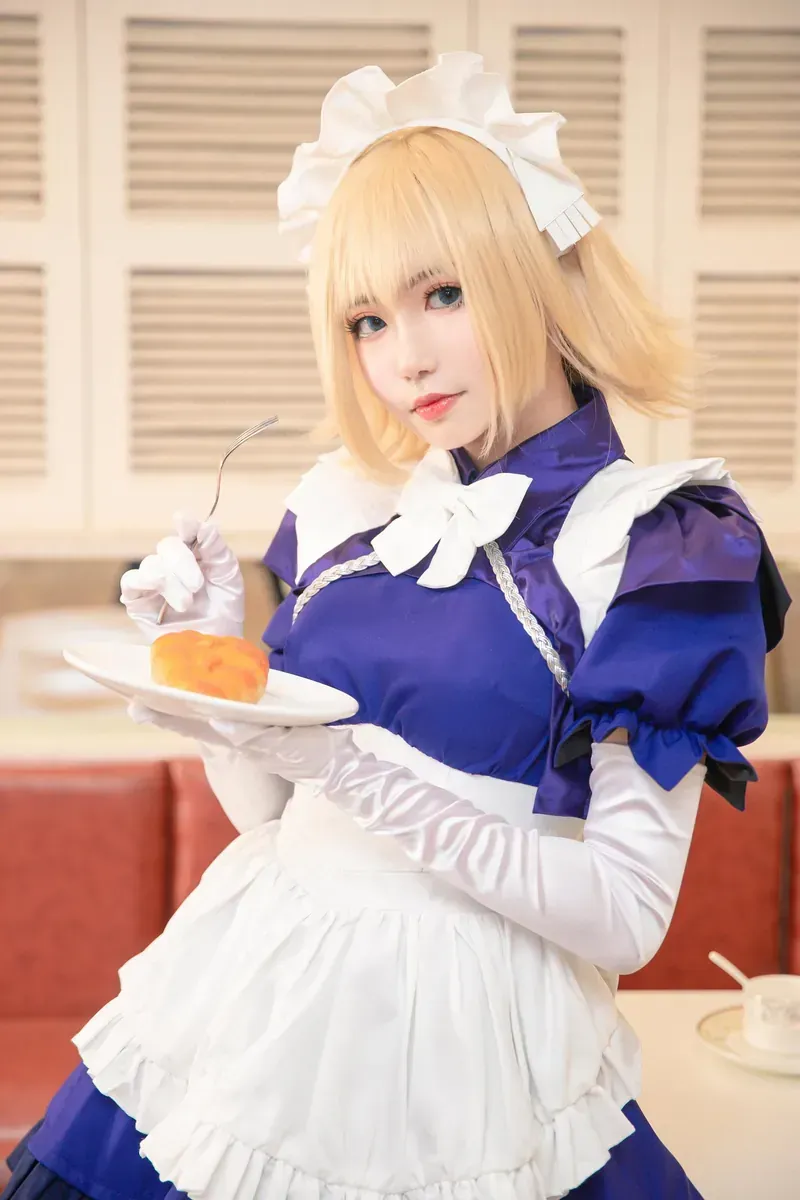 fushii_海堂蓝白女仆服装金色长发照片