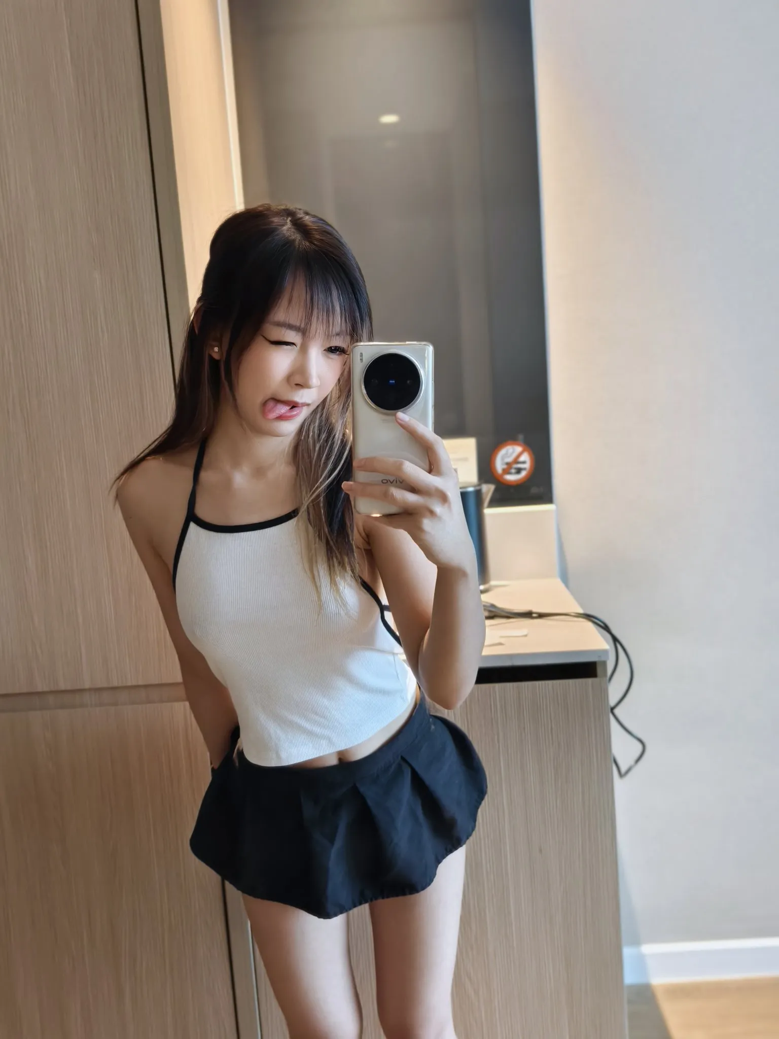 jayinne穿白色上衣搭配黑色短裙进行镜面自拍