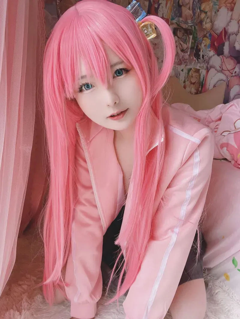 莱可Raika粉色假发Cosplay照片,粉色服装与近距离镜头构图