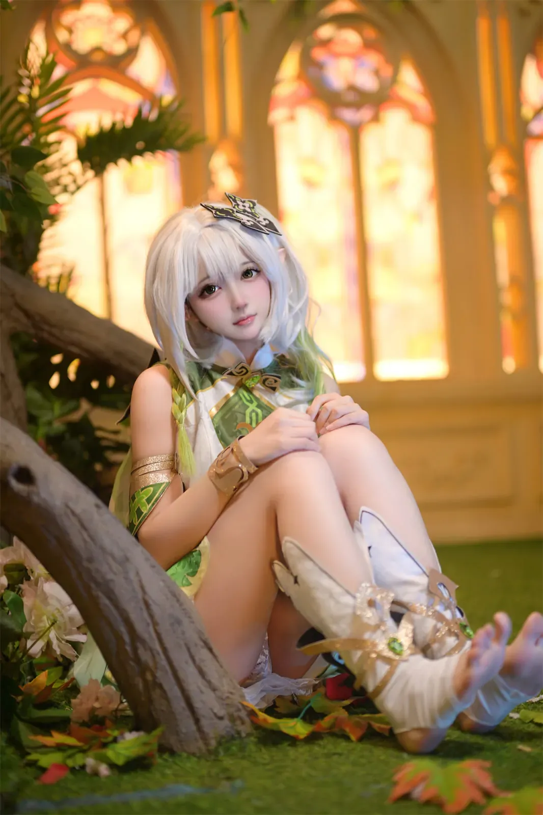 莱可Raika白发角色Cosplay照片,绿色服装与暖色背景形成幻想场景