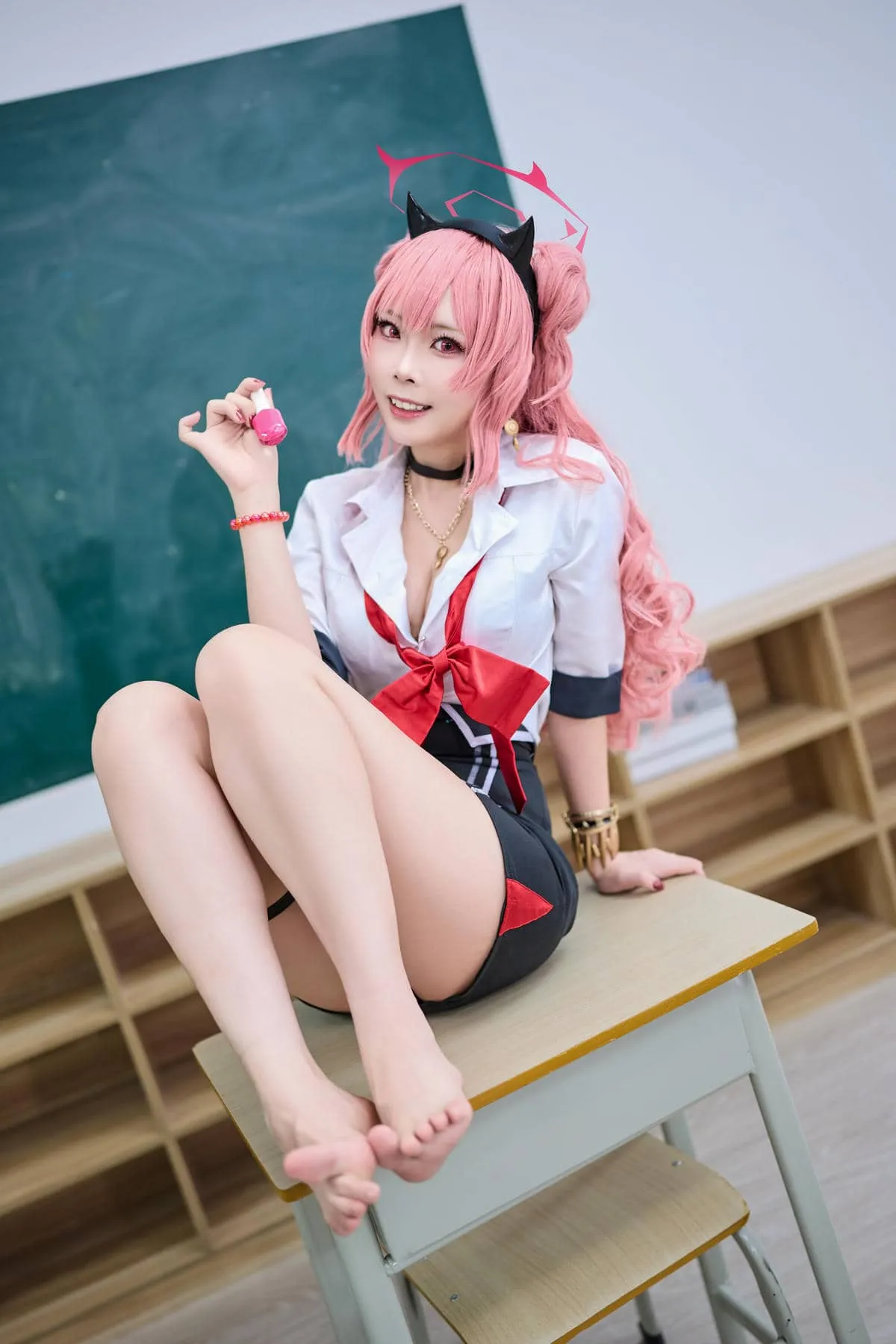 Maou Mo粉色长发黑色裙装校园COS摄影