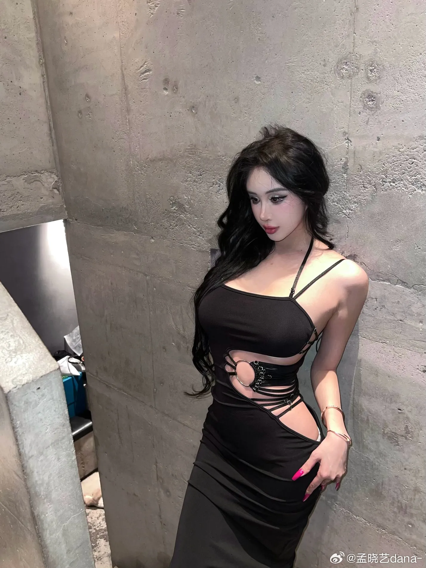 孟晓艺dana黑色礼服室内造型照片