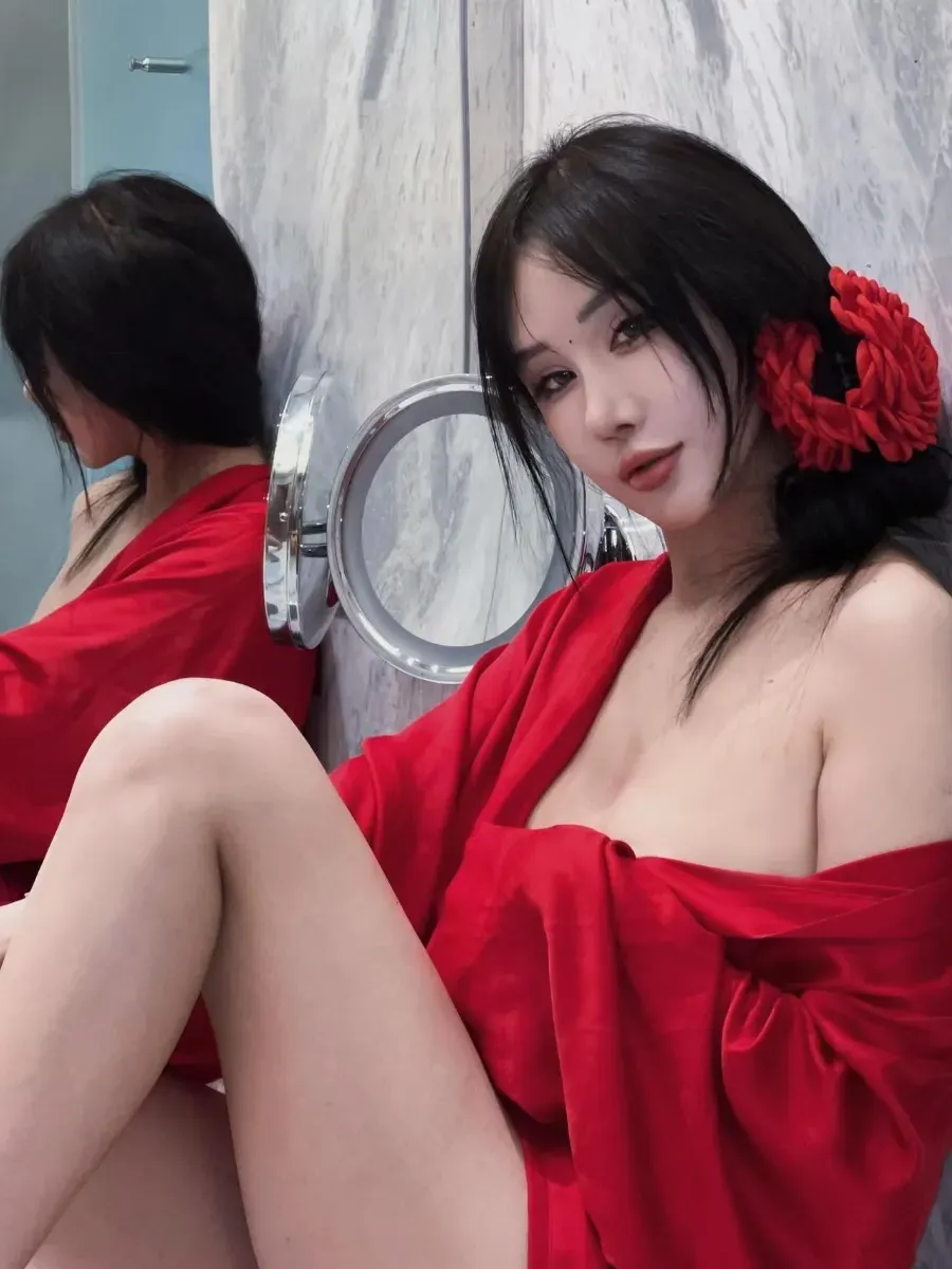 孟晓艺dana红色服装室内镜面照片