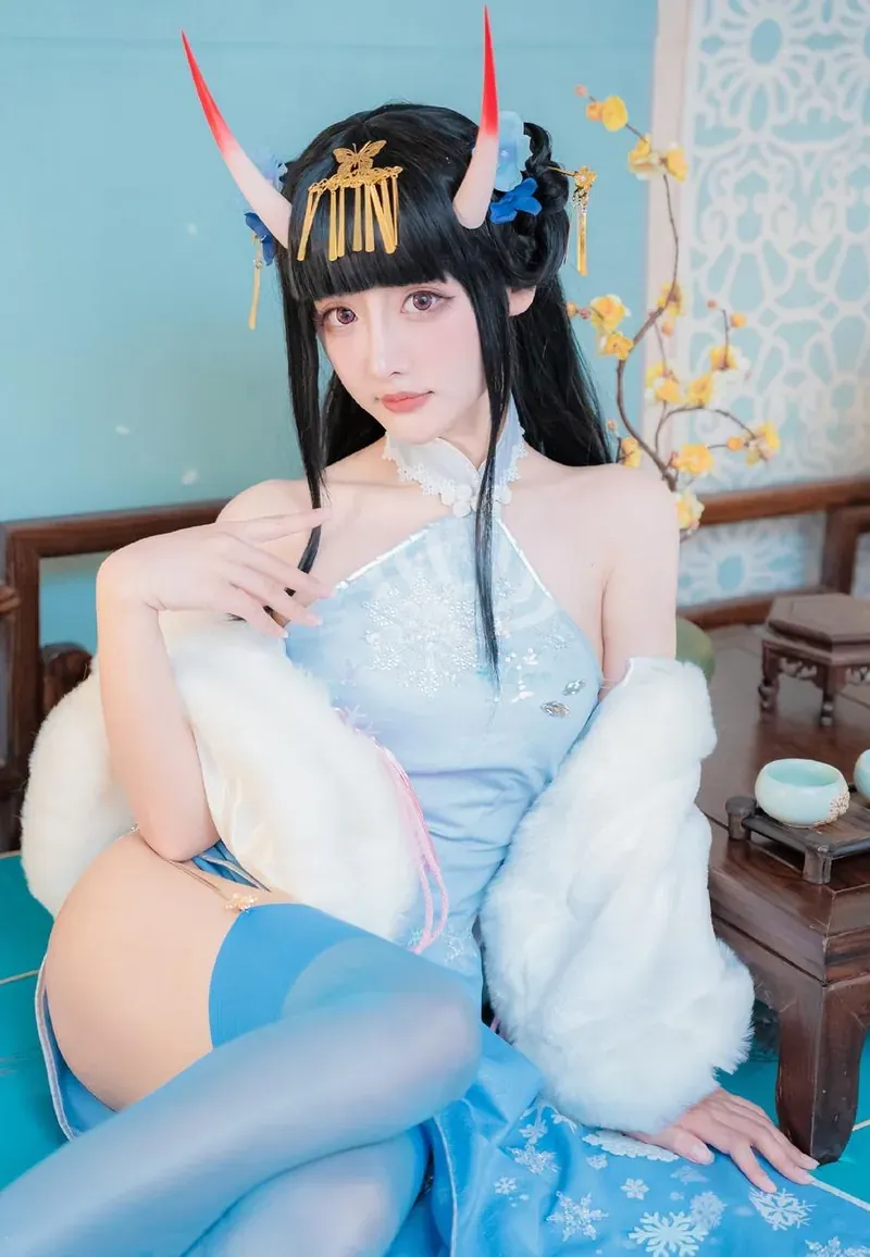 MomoRina浅蓝色服装搭配角状头饰的角色照片