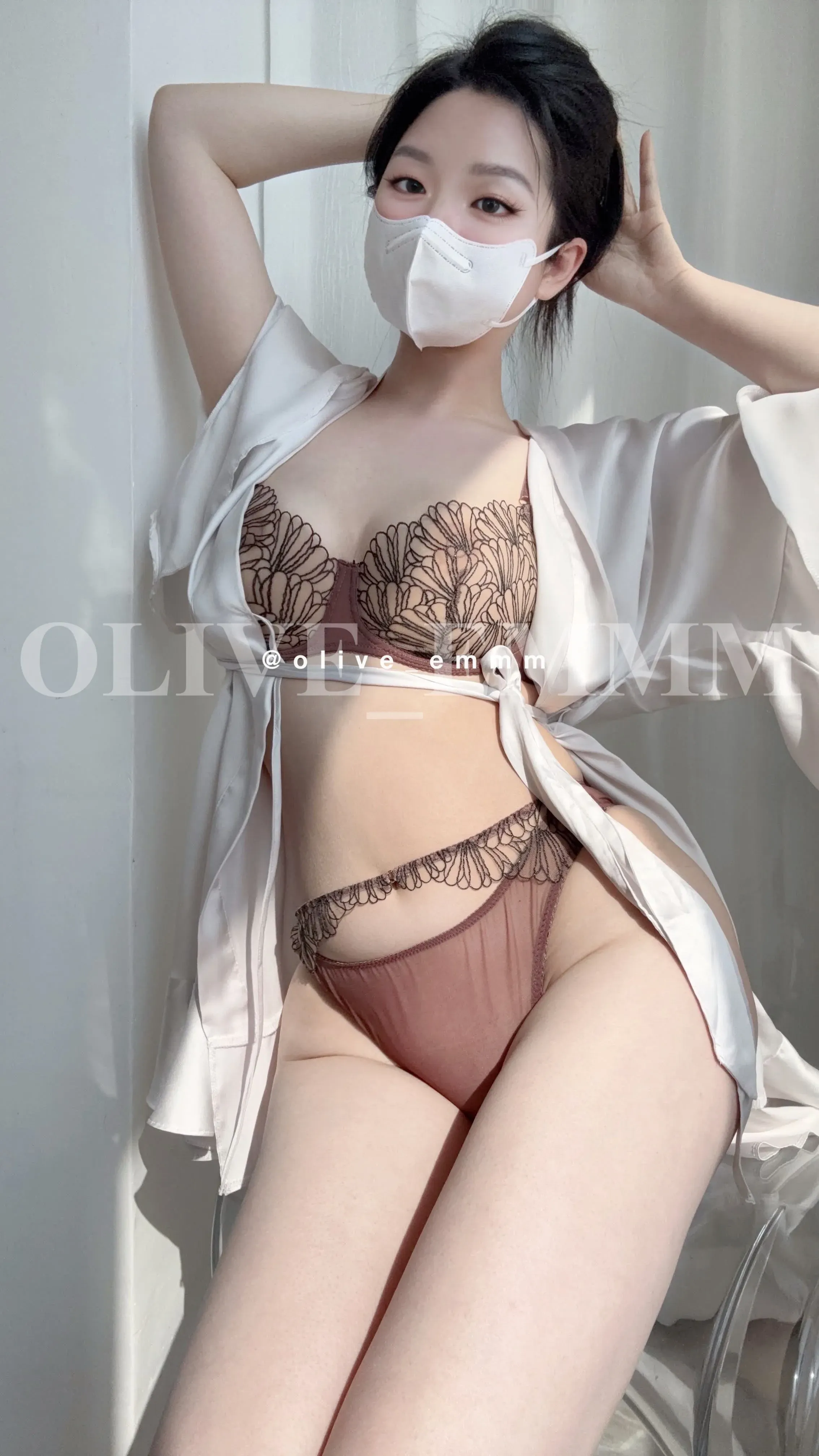 olive_emmm浅色服装室内写真