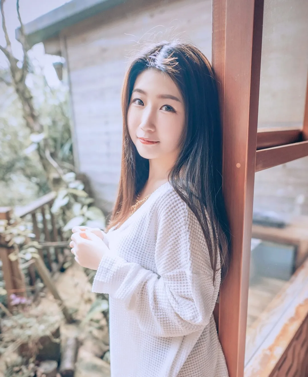 肉包Mini窗边长发白色服装写真画面
