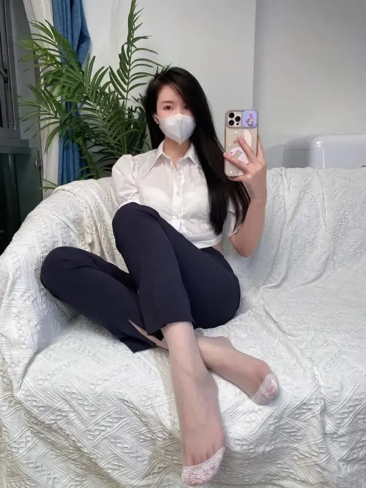 软妹小九九(July芝岚)白色衬衫深色裤装室内写真