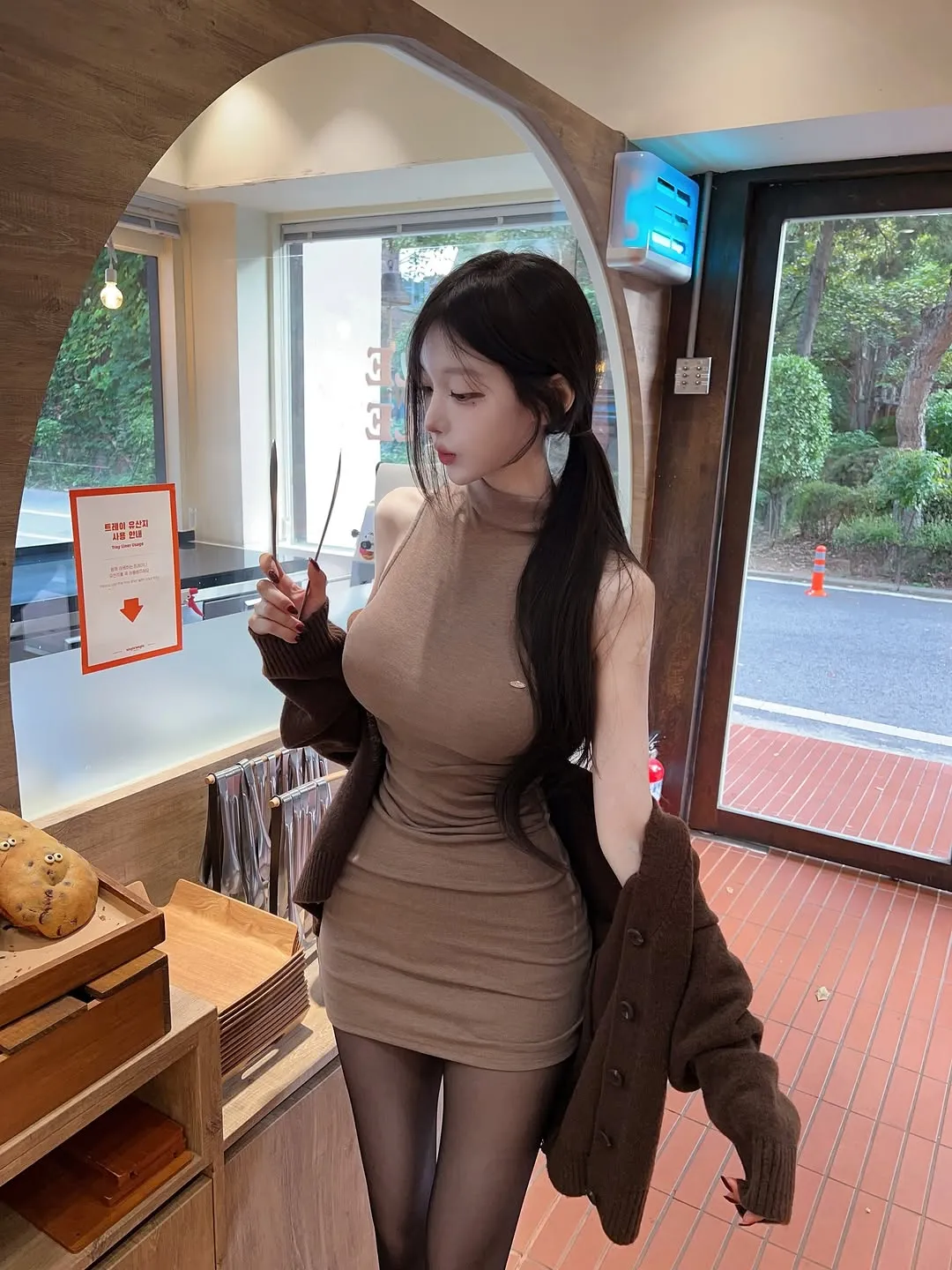 s0on_ho黑色长发室内写真图片