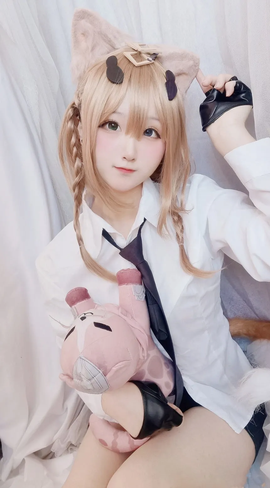 Seele麦麦浅色猫耳造型自拍，白色服装搭配黑色领带元素