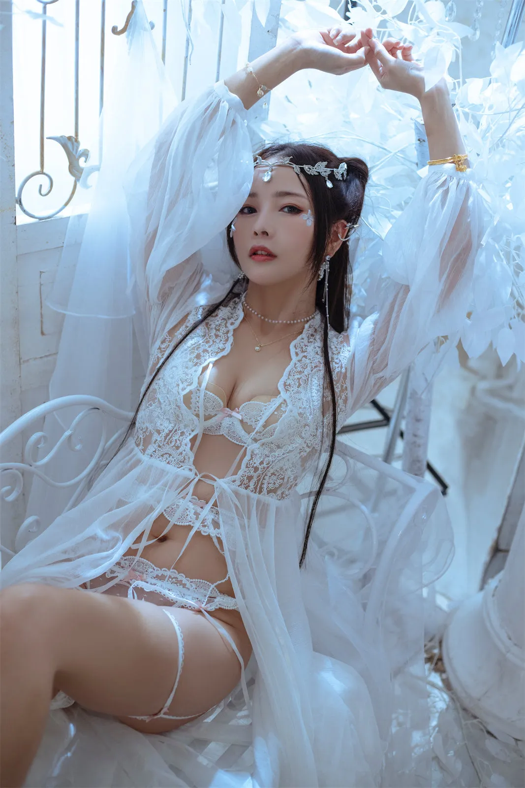 小须须_arcana白色服装抬手姿态造型