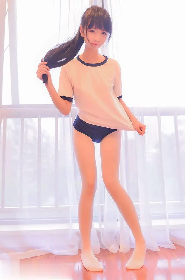 雪琪sama浅色服装窗边写真