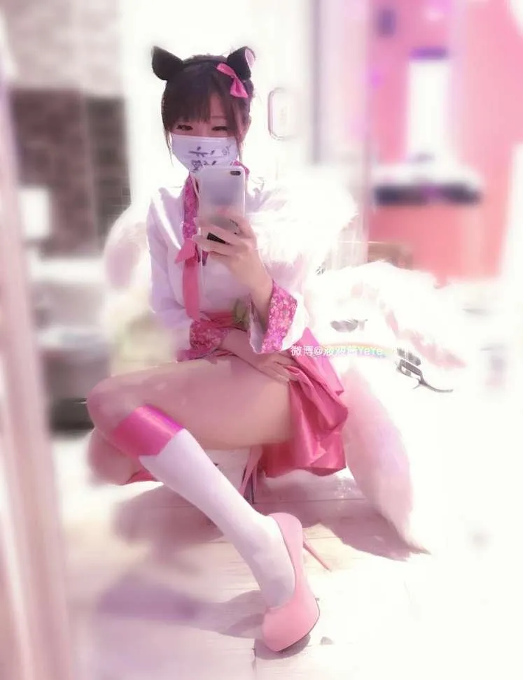 液液酱yeye粉色Cosplay服装镜前自拍,坐姿展示整体造型