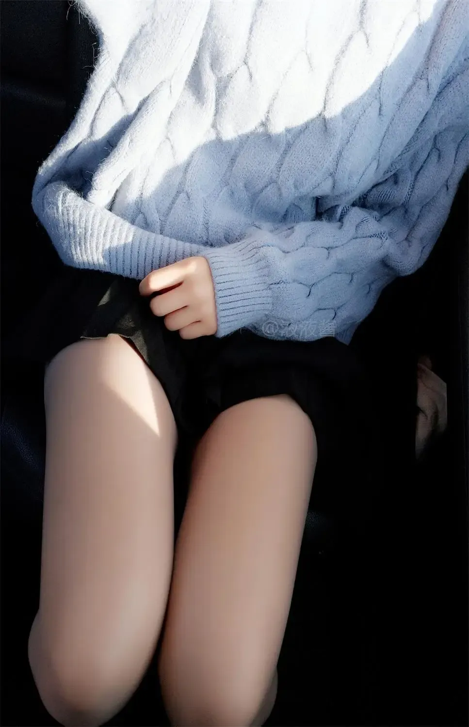 液液酱yeye浅色针织服装搭配深色背景的局部写真