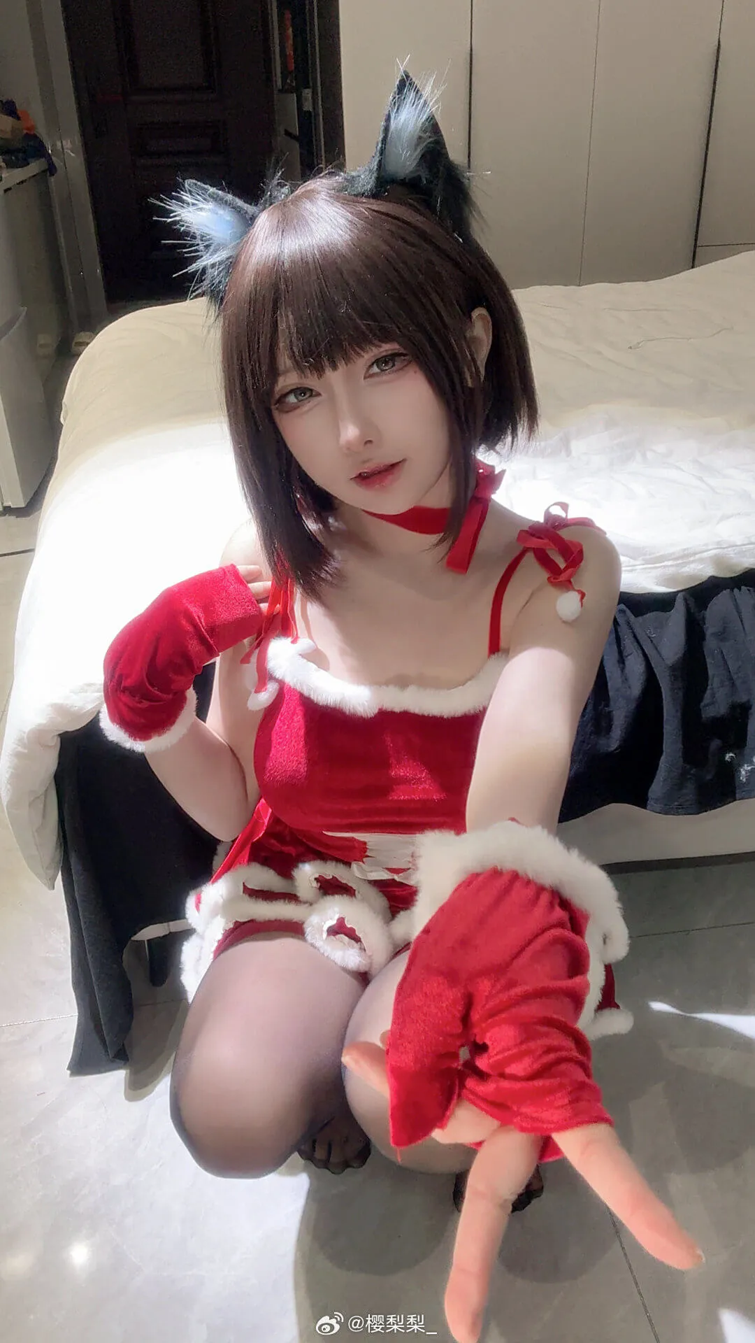 樱梨梨Eriri红色猫耳服装室内自拍
