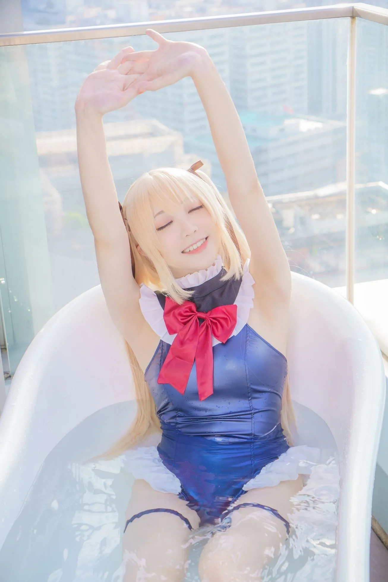yudan魚蛋金色长发搭配浅色角色服装坐在透明空间中的Cosplay写真