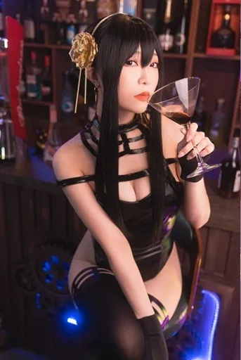 yudan魚蛋黑色长发搭配黑色服装手持透明杯子的写真