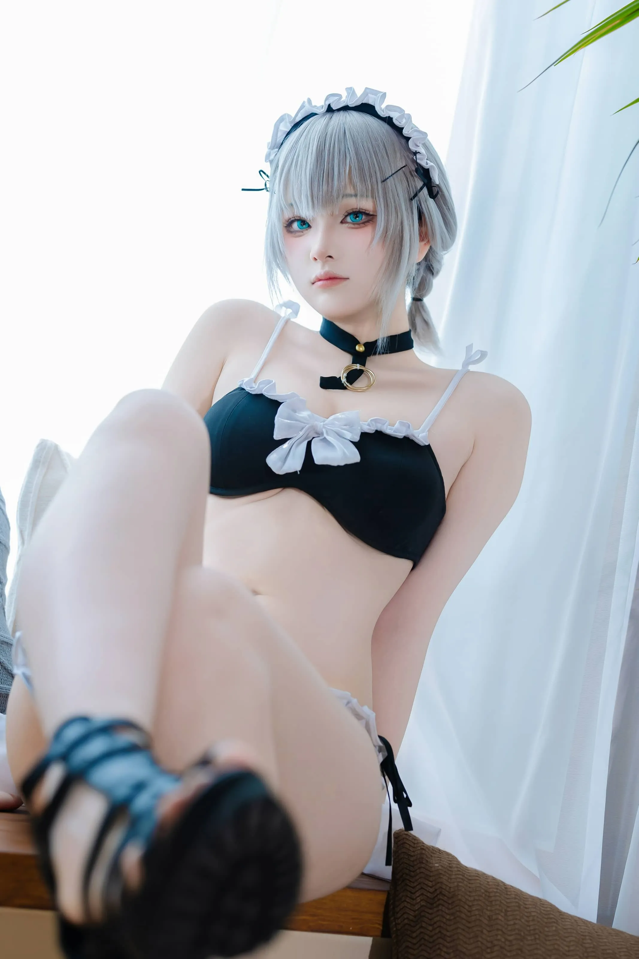 屿鱼Yukako灰色发型穿黑白女仆风服装,坐在窗边白色帘布前