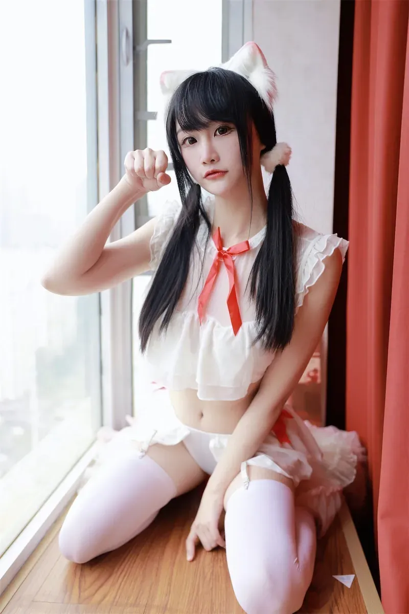 猪饲料（芝芝yami）白色服装猫耳造型写真