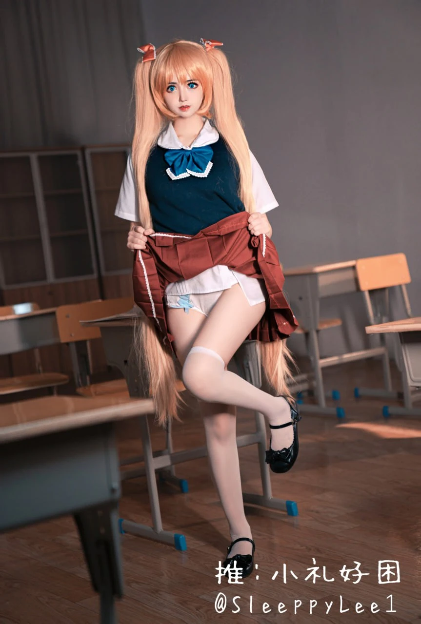 小礼好困校园场景Cosplay造型照片