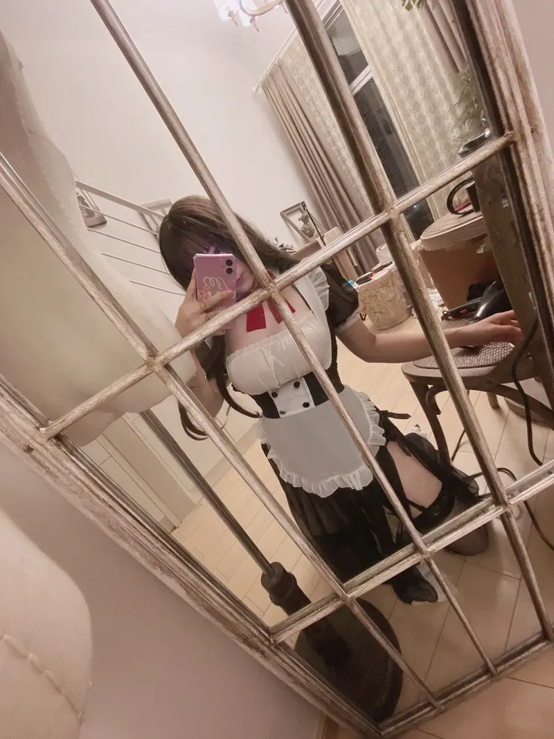 小泉学姐吖黑白服装镜面空间站立造型照片