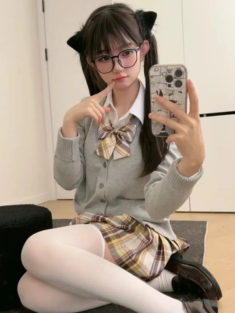 美羊羊桑身穿灰色针织衫和格纹裙进行自拍的照片